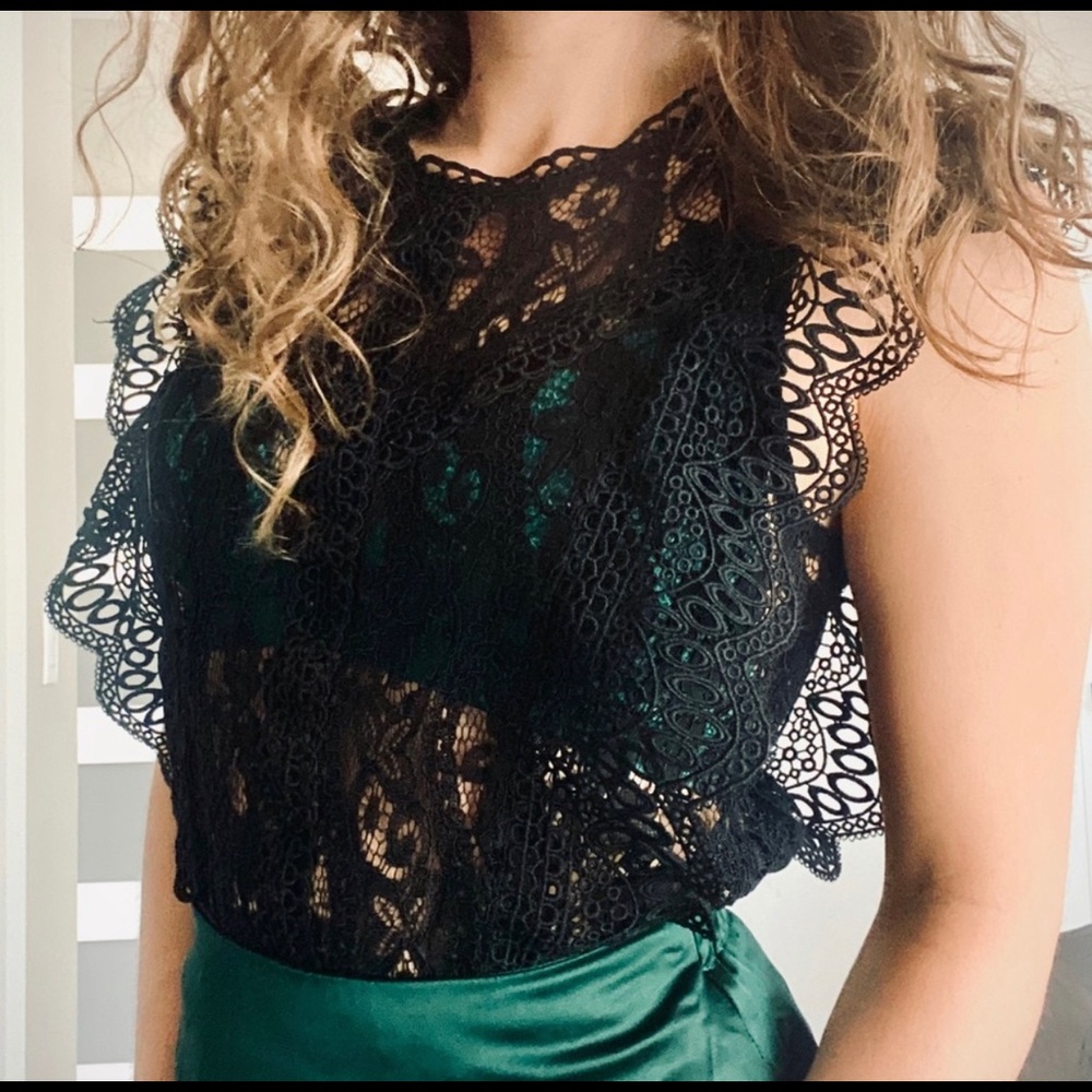 ❤️Zara lace black top with lace ruffles down the sides and on the bottom- ize xs